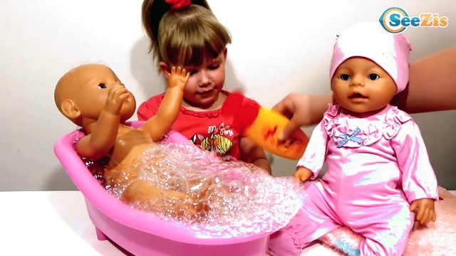 Кукла Беби Борн. Ника купает куклу в ванночке. Видео для детей. Baby Born Doll Bath time
