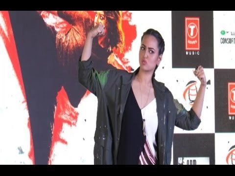 Sonakshi Sinha Singing Live | Rajj Rajj Ke Launch | Akira Promotions
