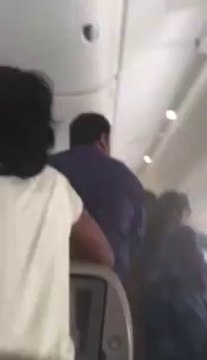 Panique à l'intérieur du Boeing Emirates en feu à l'aéroport de Dubaï