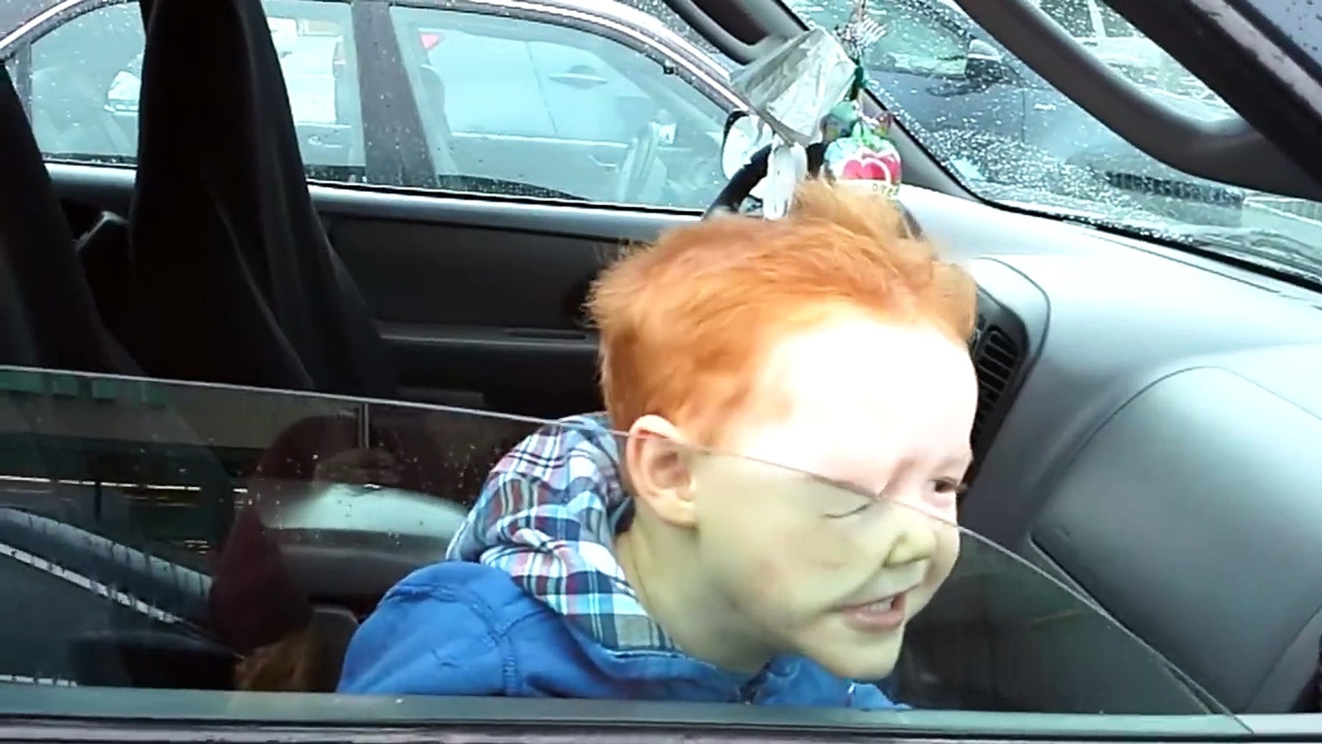 Ce gamin s'amuse avec la vitre de la voiture et fait des têtes hilarantes -  Vidéo Dailymotion