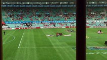 Un parachutiste s'écrase sur la pelouse d'un match de football australien