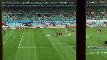 Un parachutiste s'écrase sur la pelouse d'un match de football australien