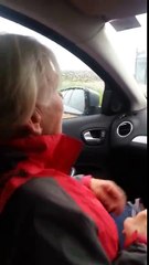 Après avoir visualisé le message vidéo de son fils, elle découvre une chose qui la laisse bouchée bée !