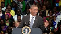 Une foule chante un joyeux anniversaire à Barack Obama