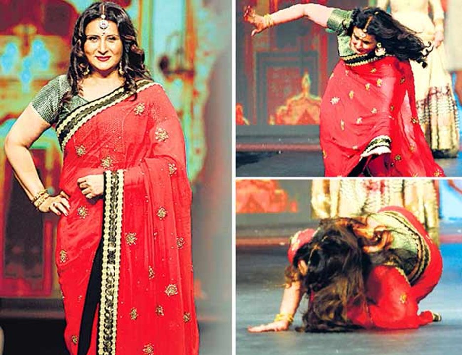 Poonam Dhillon falls on the Ramp at Vikram Phadnis's Fashion Show