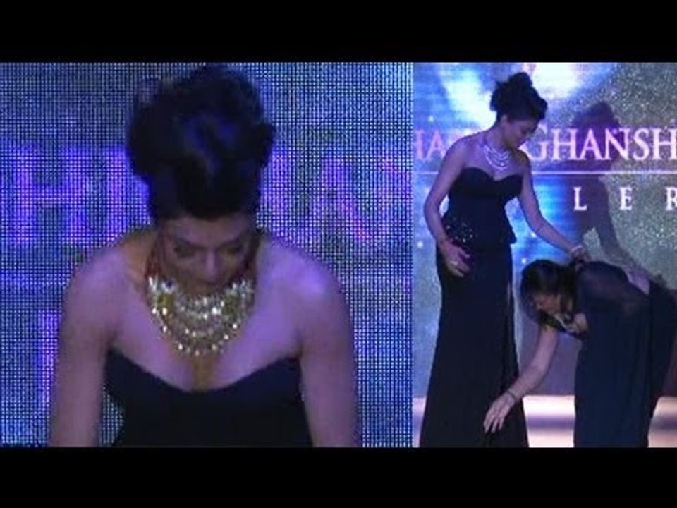 Sushmita Sen Stumbles On The Ramp @ IIJW 2012