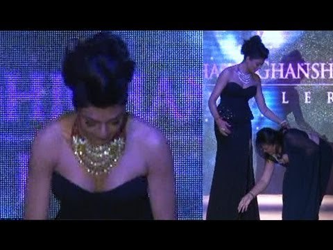 Sushmita Sen Stumbles On The Ramp @ IIJW 2012