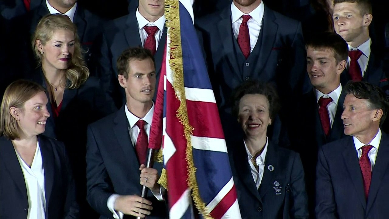 Andy Murray struggles with Olympic flag-bearing duties