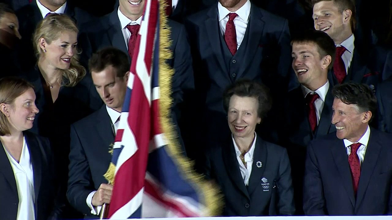 Andy Murray struggles with Olympic flag-bearing duties