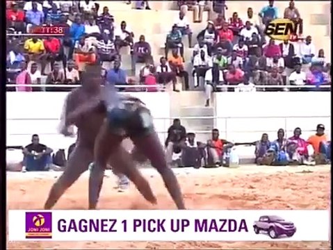 Vidéo - Lutte: En regardant cette chute spectaculaire, vous allez oublier tous vos soucis (MDR)