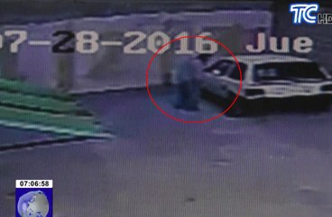 Cámara capta a sujeto cuando roba accesorios de vehículo en menos de un minuto