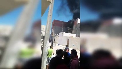 Descargar video: القيروان : إصابات جراء اندلاع حريق  بمنزل يحتوي على كمية كبيرة من البنزين المهرب