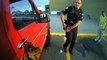 Deux policiers sauvent un chien pendu par-dessus la vitre d’une camionnette