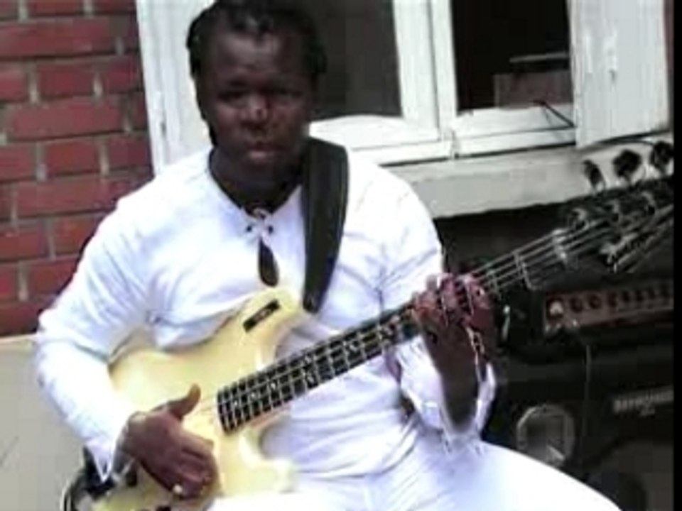Bisou Bass, solo Bass with body slap (CAMEROUN)