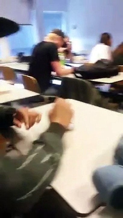 Quand ton prof te réveille alors que tu dors en plein cours