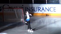 Enorme chute de ce chanteur sur la patinoire en pleine performance vocale!