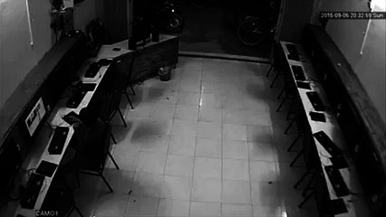 Su içen köpeğe tekme atarken yere çakıldı