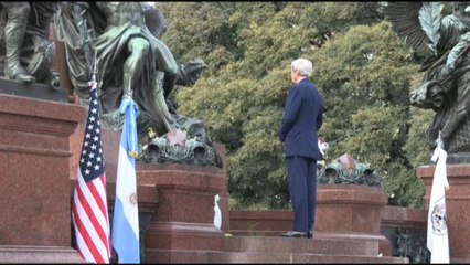 Kerry inicia su visita a Argentina con homenaje al prócer José de San Martín