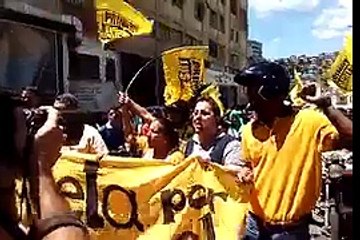 Vea cómo un grupo de motorizados opositores exigieron el revocatorio en Petare