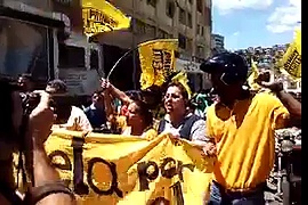 Vea cómo un grupo de motorizados opositores exigieron el revocatorio en Petare