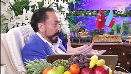 Münafık Müslümanların liderini hedef alır