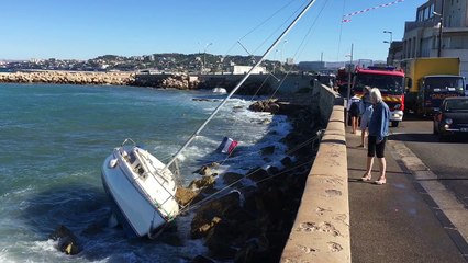Vent violent : un voilier échoué sur les rochers