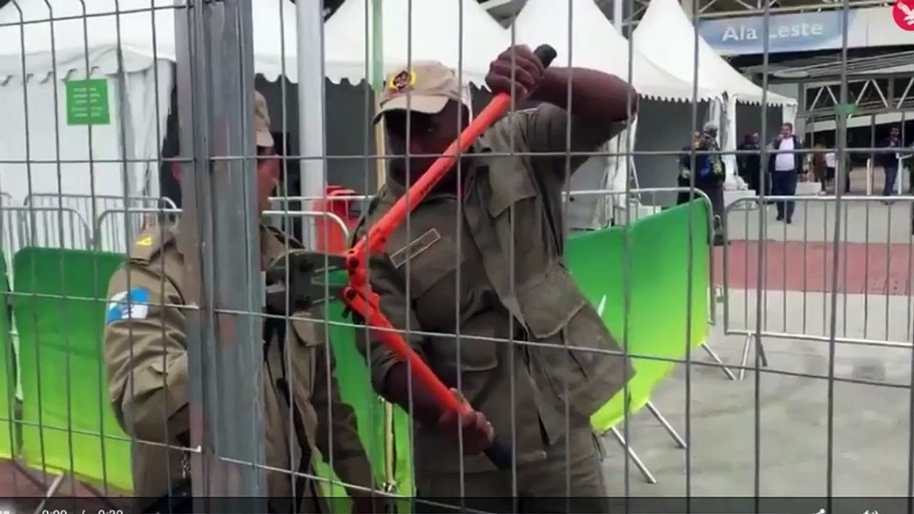 JO: les responsables du Maracana obligés de forcer l'ouverture du stade avec une pince...