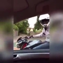 Ce motard furieux se fait punir par le Karma ! Road Rage