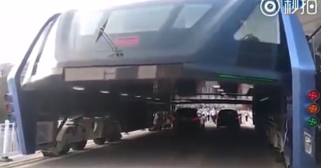 Le bus chinois anti-bouchon est présenté au public