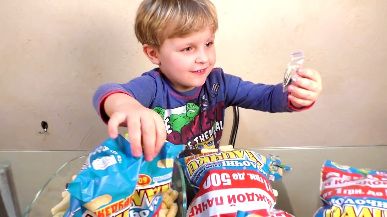 Марк ищет сюрпризы в пакетиках с кукурузными палочками Surprises bags with corn sticks