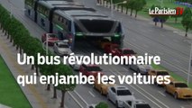 Le bus qui enjambe les voitures a été testé en Chine