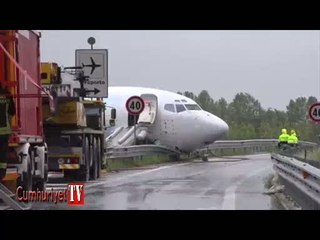 İtalya'da uçak yola düştü