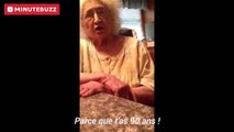 Elle révèle à sa grand-mère qu'elle est lesbienne. La mamie choquée, a du mal à comprendre comment elle prend du plaisir