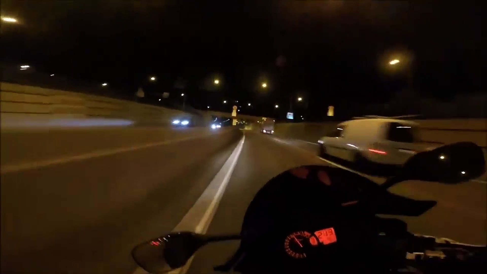 Ce fou roule en moto à 290km/h sur l'autoroute de nuit ! - Vidéo Dailymotion