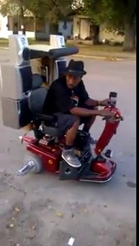 Ce mec a pimpé son chariot avec des énormes enceintes !