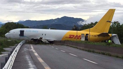 Un avion rate son atterrissage et finit sur une route