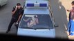 Une russe explose le pare-brise d'un véhicule de police avec ses pieds
