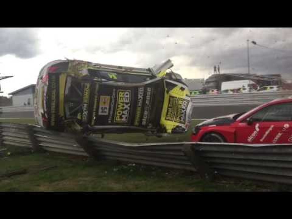 Cameraman Injured Followng Dramatic Crash at Snetterton Race Circuit