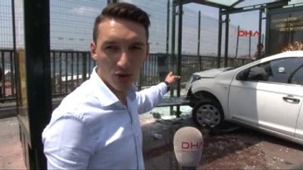 Beyoğlu'nda Yorgun Sürücü Otomobiliyle Durağa Daldı: 2 Yaralı