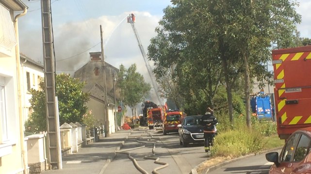 Le feu d'un camion se propage à une maison et un garage