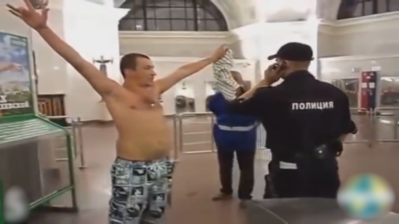 Cet homme met un coup de pied à un policier russe qui le met rapidement à terre !