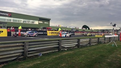 Une voiture percute la plate-forme d'un cameraman pendant une course