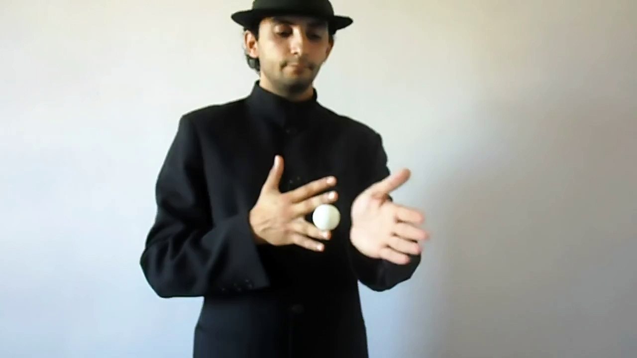 Learn magic tricks (learn five ways to hide the small ball) magic trick revealed (12)