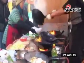 Ẩm thực đường phố   Kinh ngạc với kungfu xào 12 chảo mỳ 1 lúc ở Trung Quốc