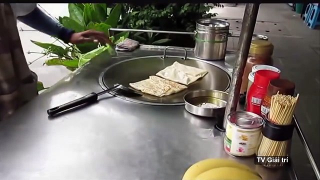 Ẩm thực đường phố Món bánh tráng chuối cực kỳ độc đáo trên đường phố Thái Lan
