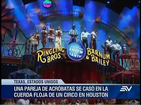 Pareja de acróbatas se casa en la cuerda floja