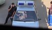 Une russe explose le pare-brise d'un véhicule de police avec ses pieds
