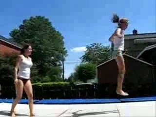 démo trampoline par des jeunes filles