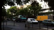Circulation des voitures et des camions sur l'Avenue des Gobelins à Paris