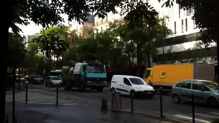 Circulation des voitures et des camions sur l'Avenue des Gobelins à Paris